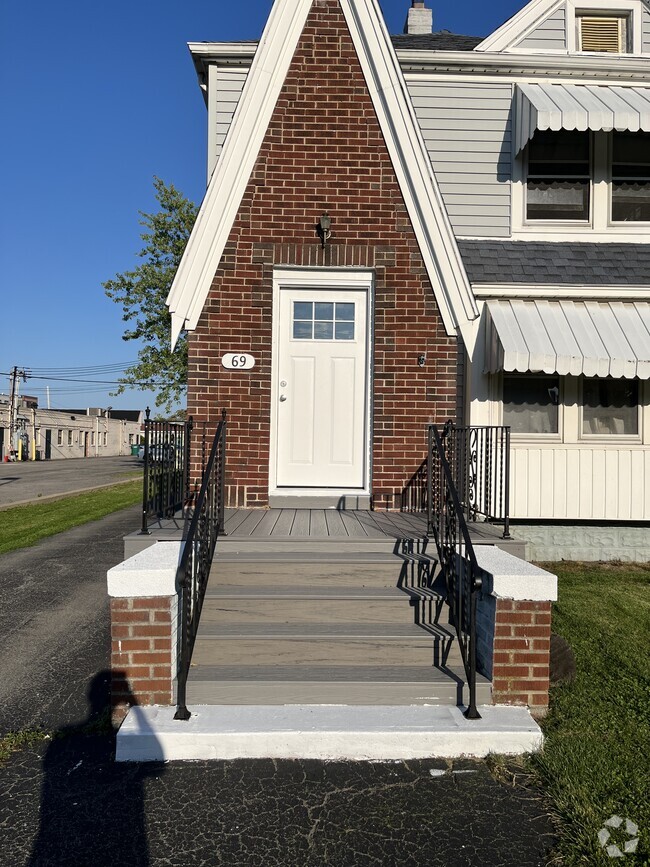 Building Photo - 69 Hobmoor Ave Unit 2 Bedroom Upper Apartment