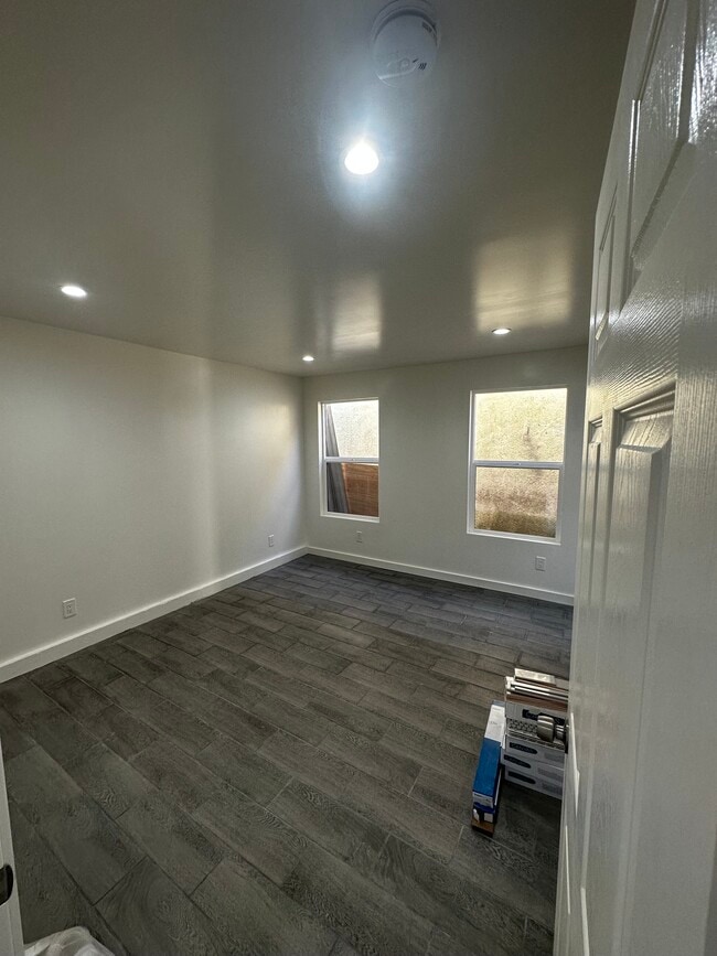MASTER SUITE - 957 W 45th St Unit #3