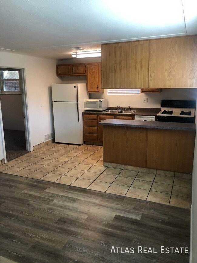 Building Photo - 2716 Grove St Rental