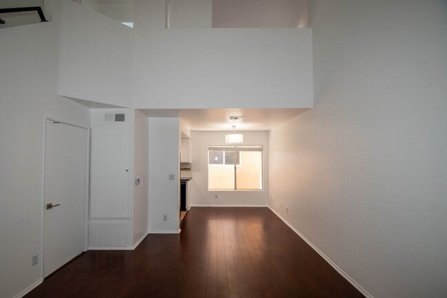 Photo - 5328 Riverton Ave Unit 203