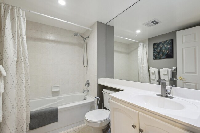 Photo - 168 Simcoe St Unit SI FL1-ID1030945P