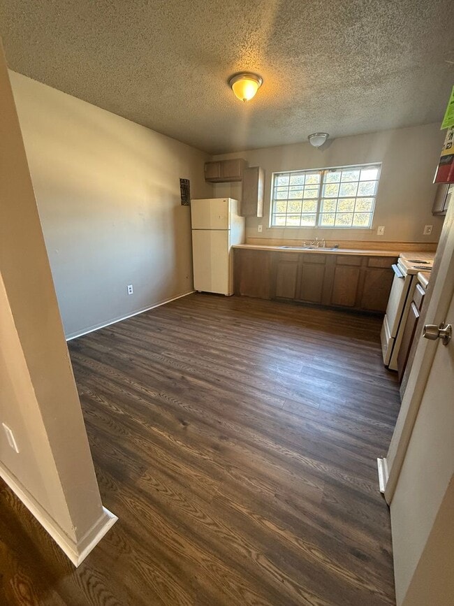 Building Photo - Oak Creek apartlemts Unit 13-95`