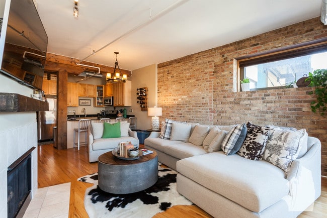 Building Photo - 1735 W Diversey Pkwy Unit 315