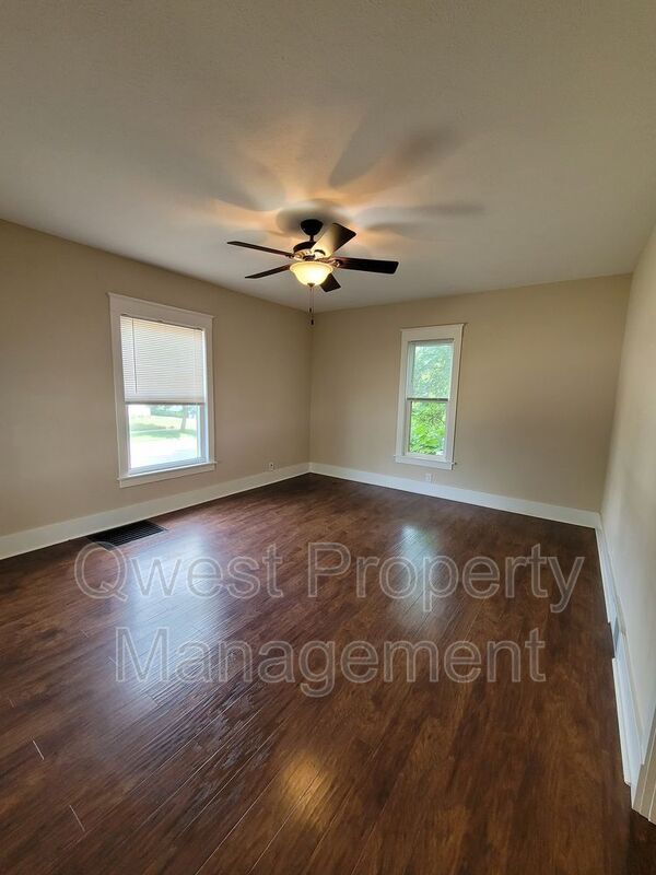 Photo - 932 Crescent St NE