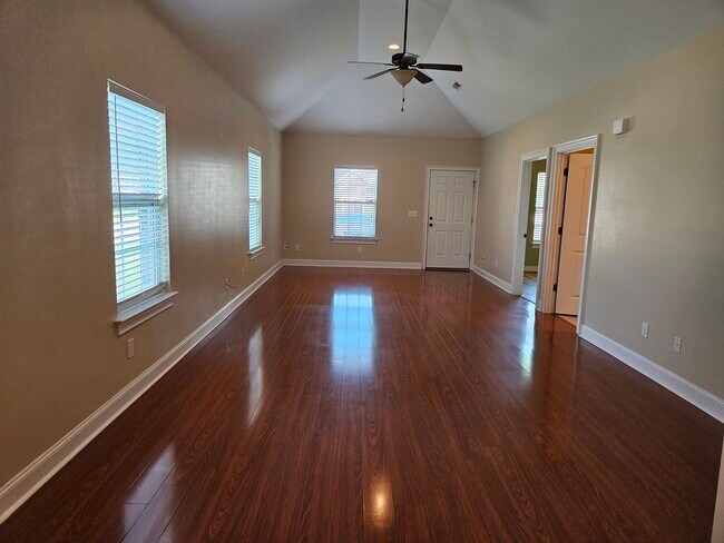 Photo - 1712 Stonebriar Dr NE