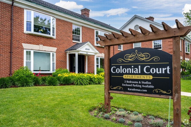 Colonial Court Apartments