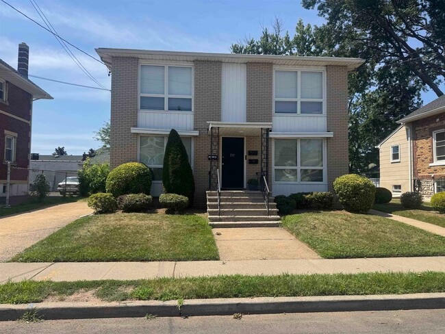 Building Photo - 717 Hudson Ave Unit 1