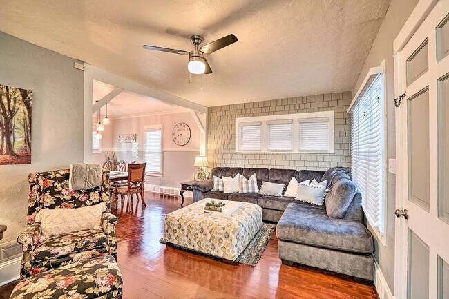 Photo - 325 W Spring St