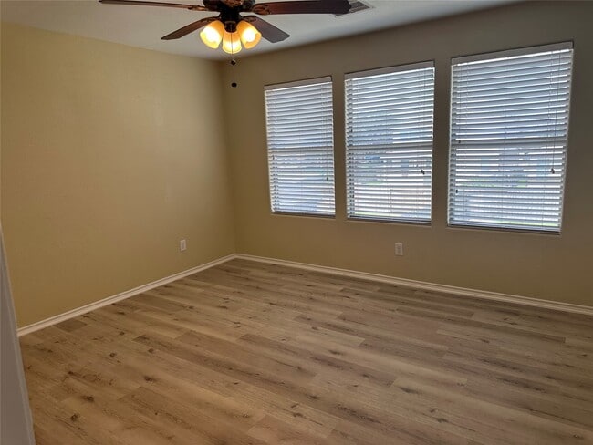 Photo - 5807 Camelia Evergreen Ln