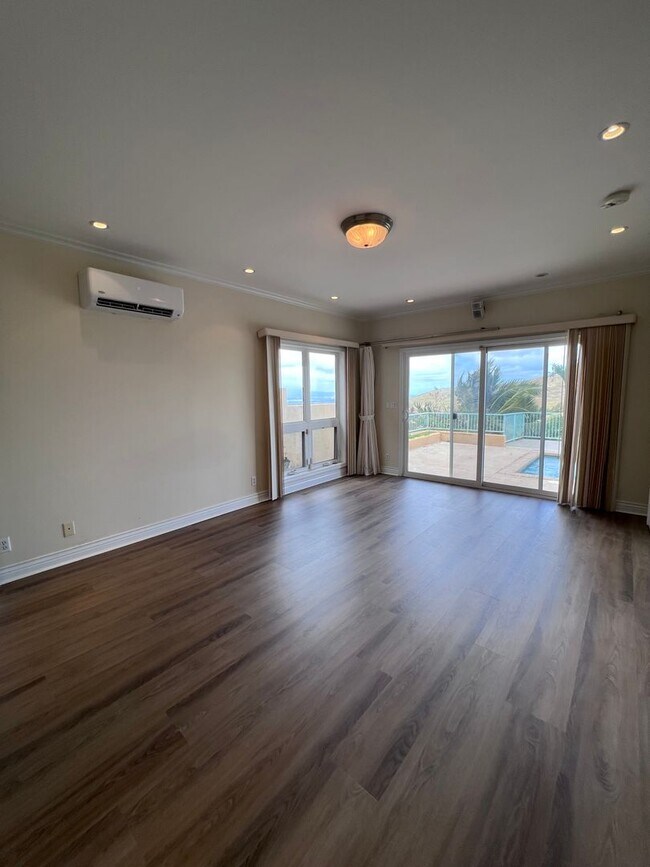 Building Photo - Spacious Executive Home With Pool, Central Air, Panoramic Views