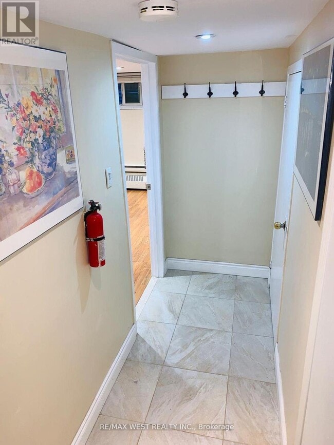 Photo - 900 Avenue Rd Unit Lower