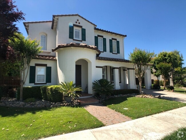 Building Photo - Stunning Eagle Ridge Home