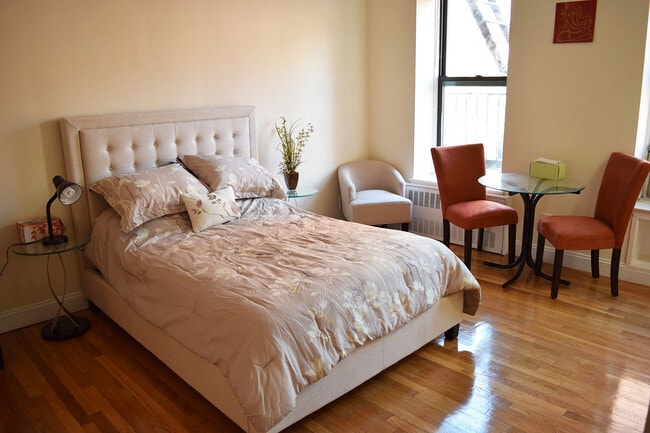 Building Photo - 30 E 95th St