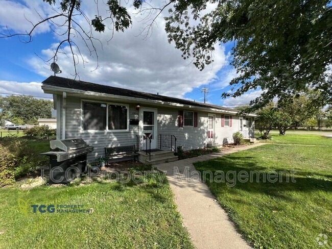 Building Photo - 1920 Ottawa Ave Rental