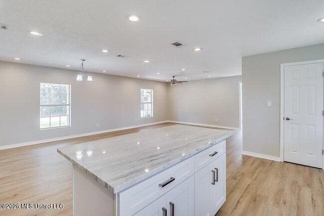 Photo - 912 Maple St