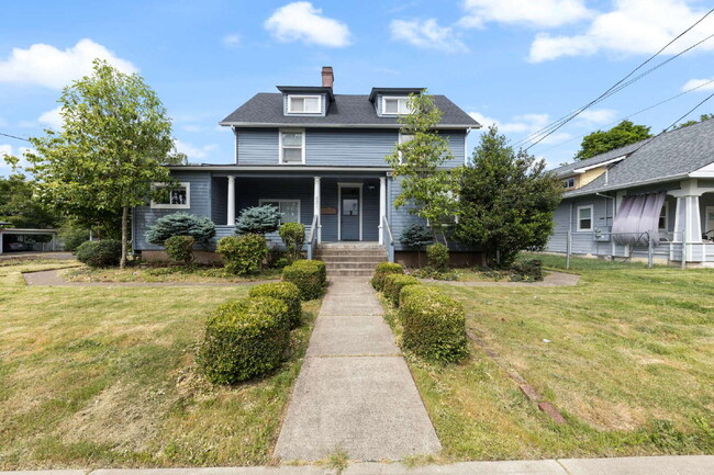 Photo - 2 Bedroom 2 Bathroom on College Street! Unit 4