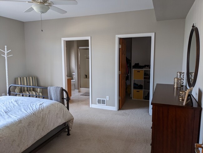 cama principal - 283 S Zeeb Rd Unidad 208