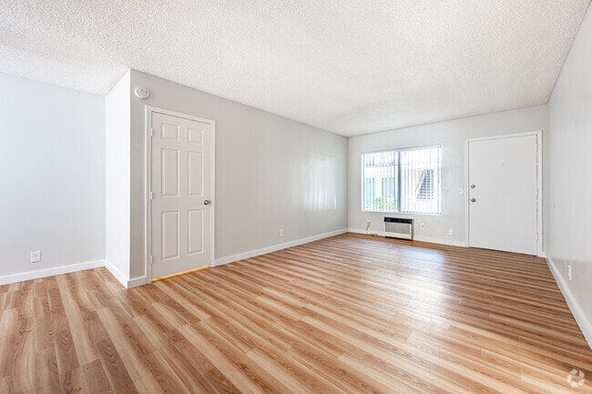 1BR, 1BA - 720SF - Living Room