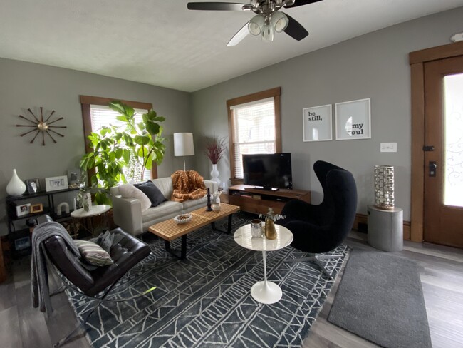 Photo - 239 Bachtel St SE