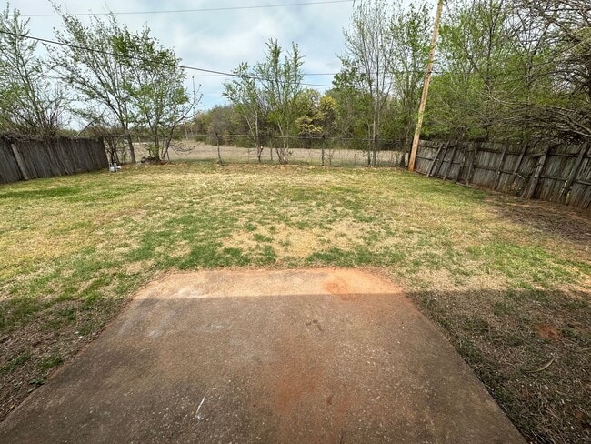 Photo - Nice 3bed, 1 1/2 bath. 2 car garage