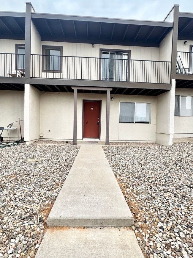 Building Photo - Two story unit move-in ready