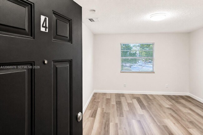 Photo - 411 SE 10th St Unidad 4