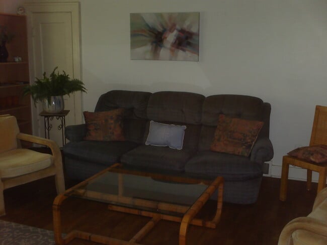 Living Room - 1617 Leavenworth St Unit #2Upper