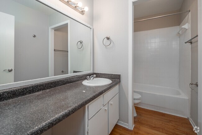 1BR, 1BA - 738SF - Bathroom