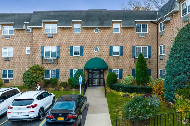 422 Maryland Ave - Chateau Villa Apartments