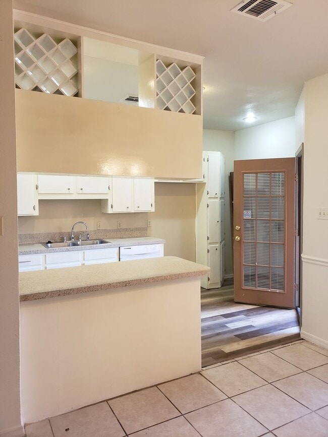 Photo - Remodeled 2 bedroom/1&1/2 bathroom in Eastwood on the Bayou