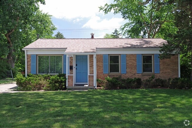 Building Photo - 1052 N Maple Rd Rental