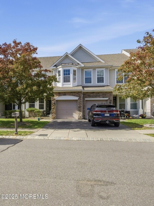 Photo - 254 Hawthorne Ln