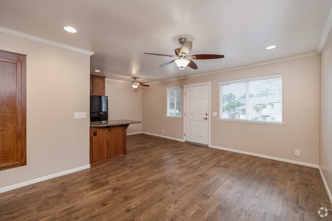 2BR, 1BA - 720SF - Living/Dining Room