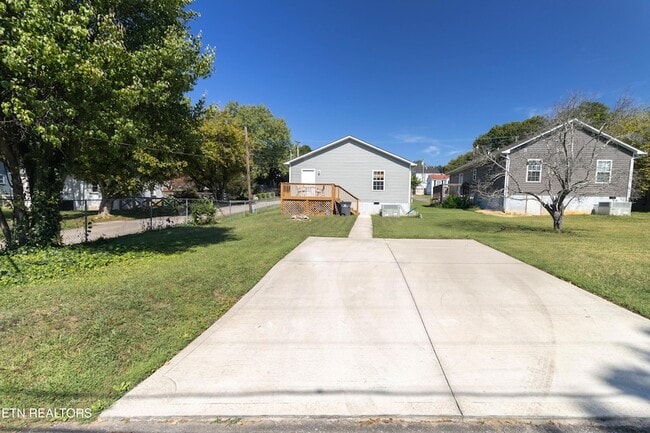 Photo - 524 Midlake Dr NE