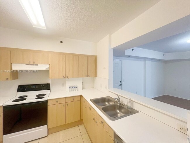 Building Photo - 9340 Fontainebleau Blvd