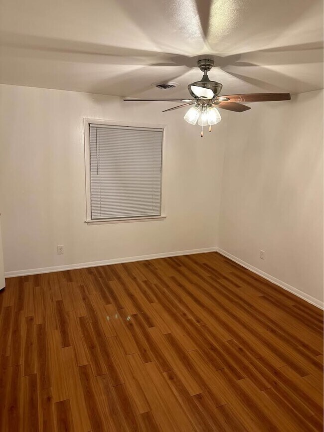 Photo - 212 Logan St