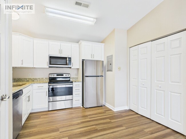 Photo - Bright & Updated 2 Bedroom Condo with Mountain Views – Available Now!