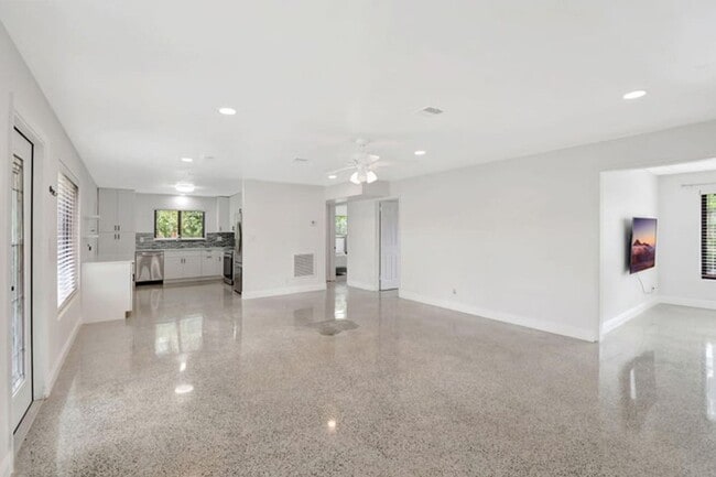 Photo - 3550 NE 4th Ave