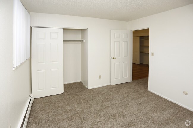 2BR, 1BA - 800 SF