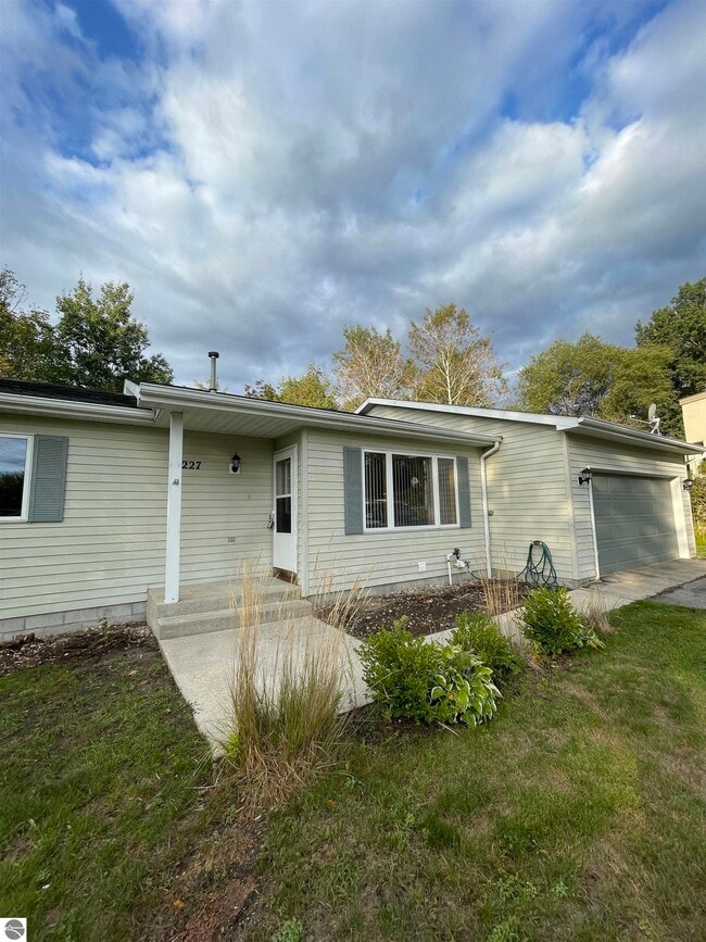 Building Photo - 4227 Summerhill Rd Rental