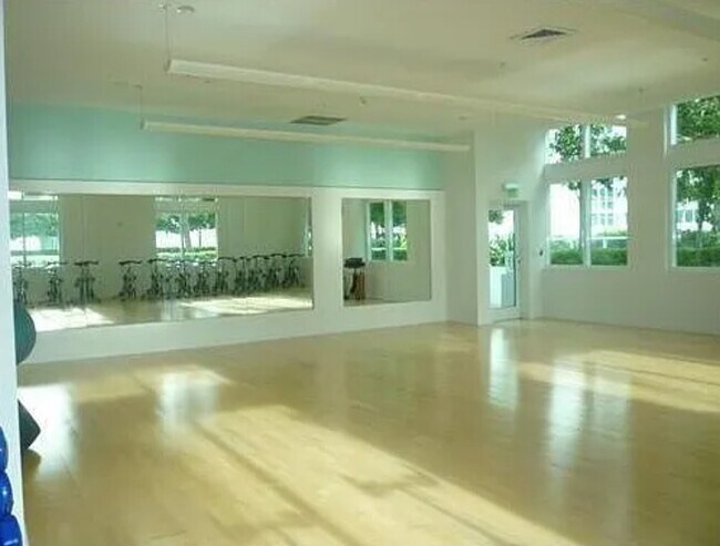 Gym- free yoga classes for residents. - 1900 N Bayshore Dr Unit 3612