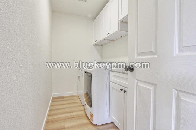 Photo - 2 Bed, 1 Bath Duplex Unit on Main Street in Washougal