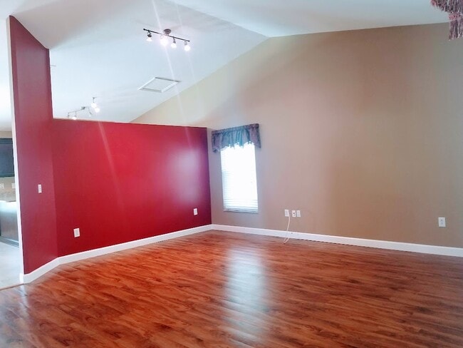 Vaulted ceiling spaciousness - 2908 Shannon Cir