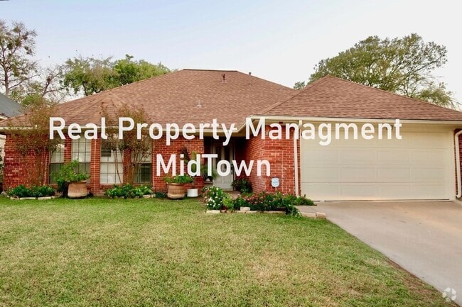 Building Photo - Charming Home Centrally Located in the DFW