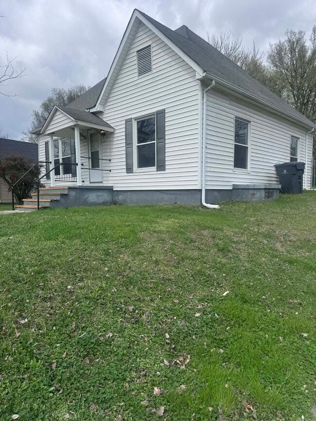 Building Photo - Knoxville 37917 - 2 bedroom, 1 bath home - Contact Lisa Vineyard and Shannon Russell (865) 216-9334