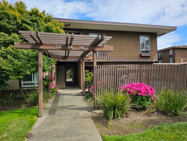 Trellis entry from Surrey Lane Side - 72 Surrey Ln Unit 72 Surrey Lane