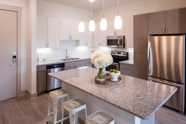 Grandes cocinas con islas - Magnolia at Inwood Village II