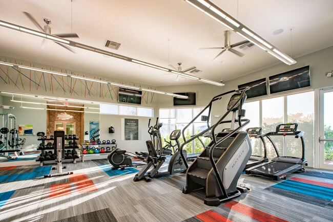 Gimnasio de última generación con equipos cardiovasculares y de fuerza.