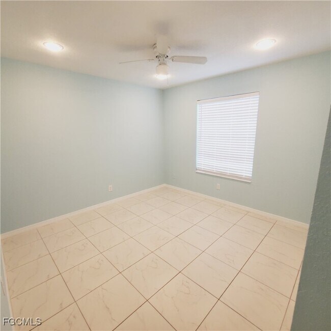 Photo - 2435 Lola Ave