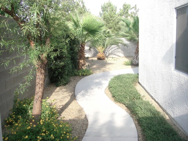 Un hermoso sendero conduce al patio trasero. - 9402 Santa Fe Rose Street